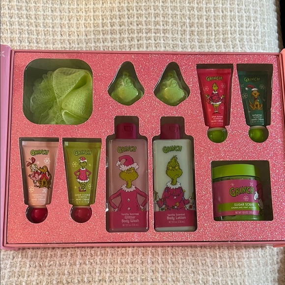 Grinch Pink Bath & Body Gift Set - Picture 2 of 6